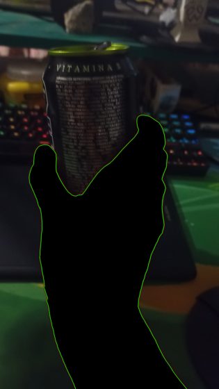 Captura de un juego en 3D: una silueta negra de contorno verde delante de un cartel.
