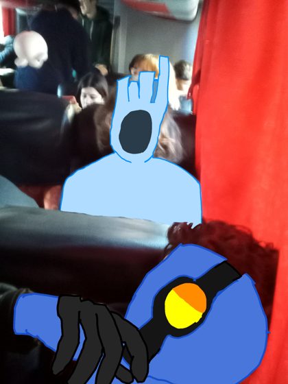 Fotograma de una película con un personaje dibujado encima en celeste.