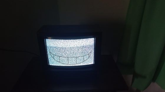 Foto de un televisor viejo encendido con estática.