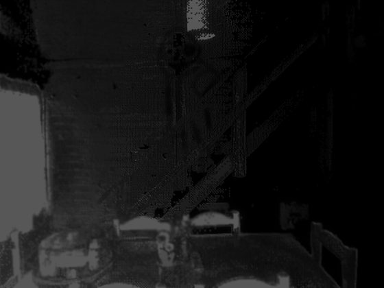 Foto muy oscura de un interior, casi negra.