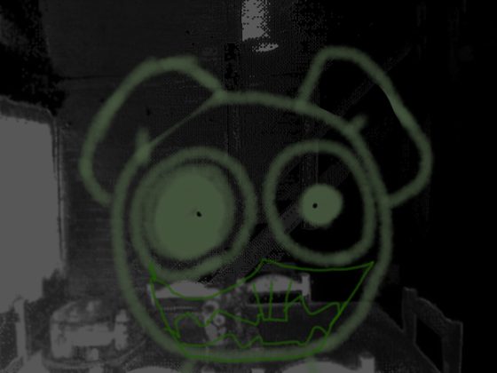 La misma foto con una cara de perro dibujada encima en verde.
