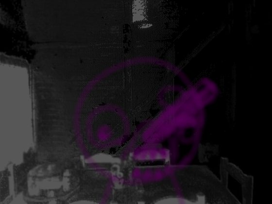 La misma foto con una figura dibujada encima en violeta.