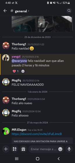 Captura de un canal #general con saludos de Navidad y Año Nuevo de 2023 y 2024.