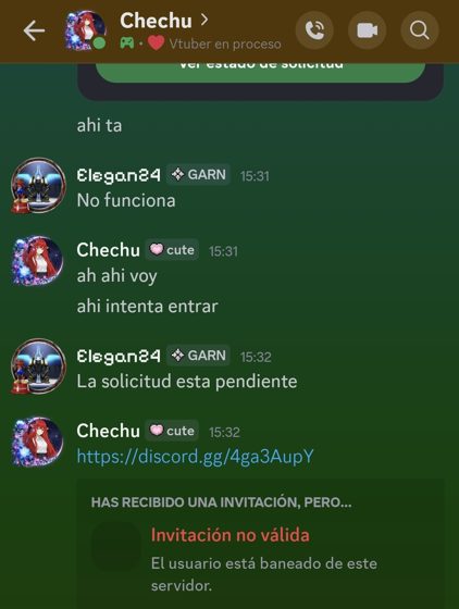 Captura de un chat con Chechu sobre una solicitud pendiente y una invitación de Discord vencida.