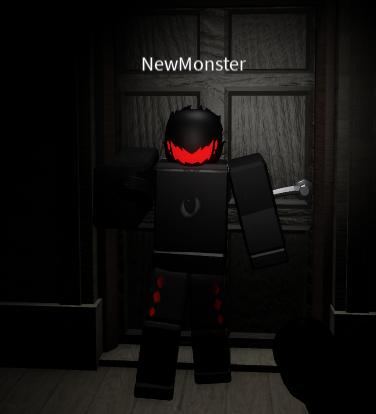 Etiquetado «NewMonster», ojos rojos, en un umbral.