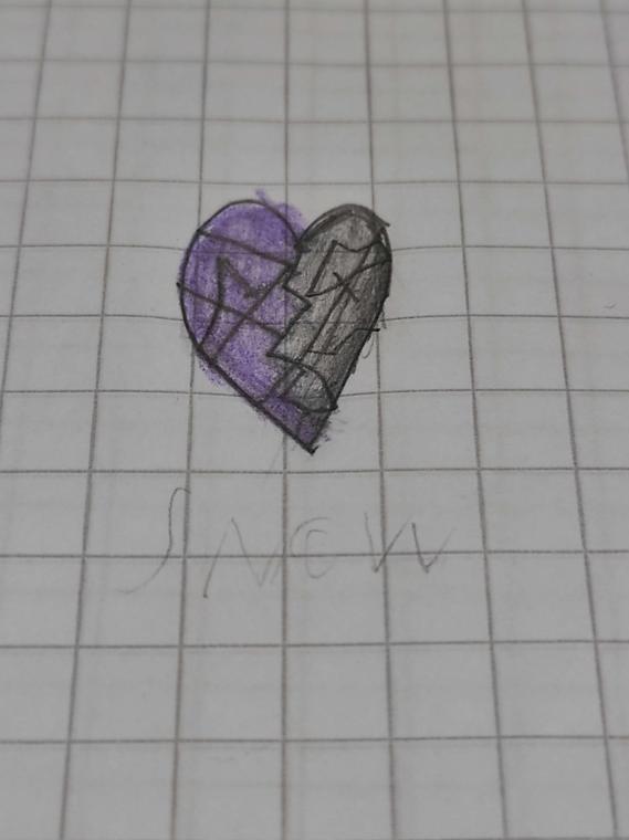 Su corazón, firmado «SNOW»: mitad morada, mitad gris, agrietado.